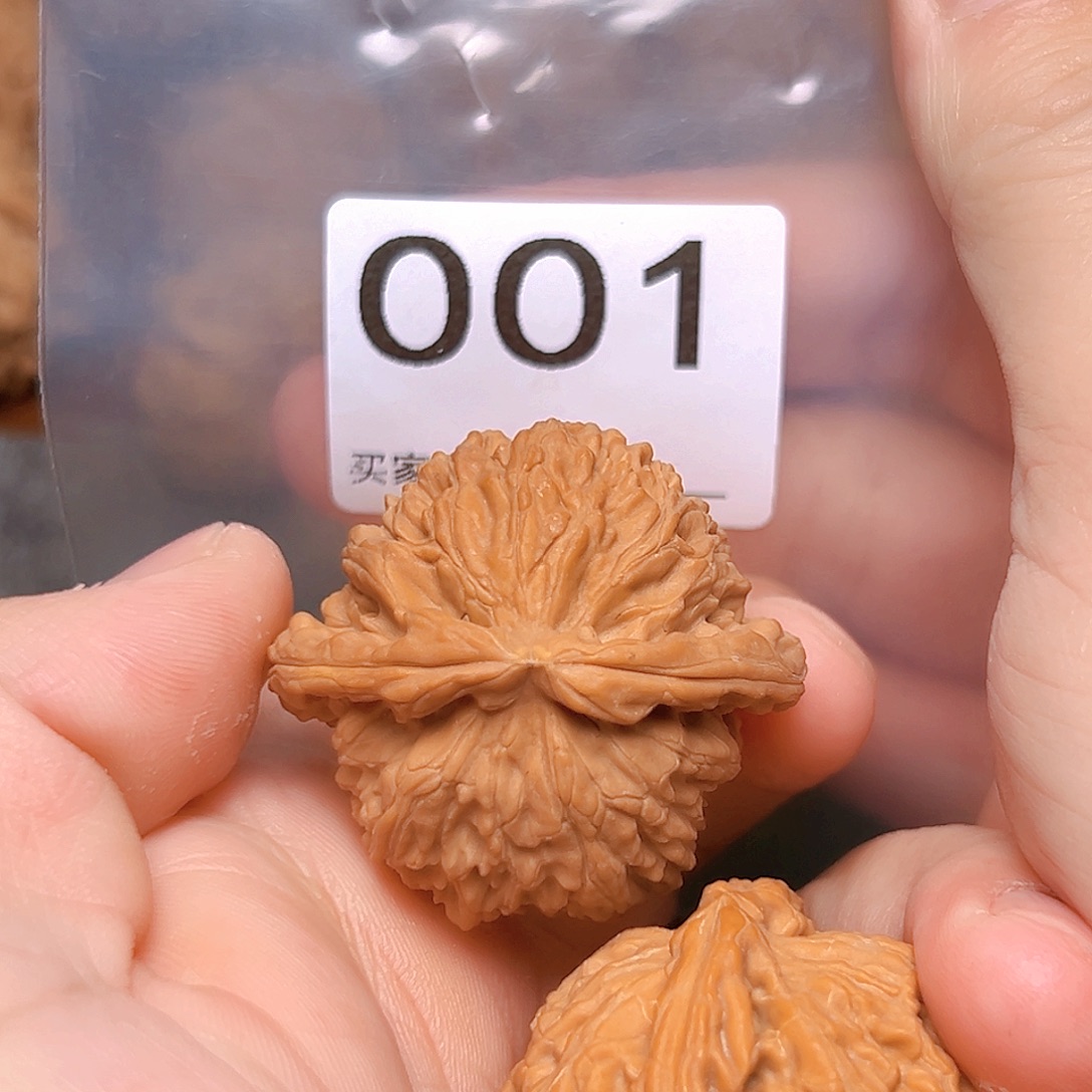 吊坠文玩核桃41白狮子。有瑕疵