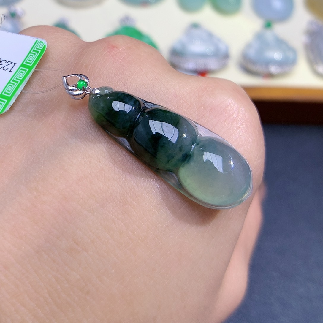 翡翠颈饰18K金镶嵌福豆