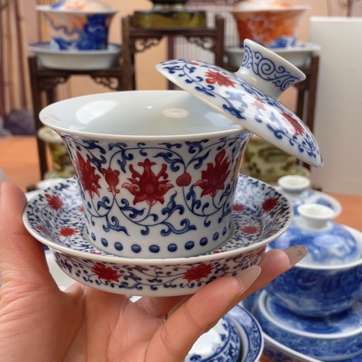 摆件陶青花釉里红缠枝莲马蹄盖碗