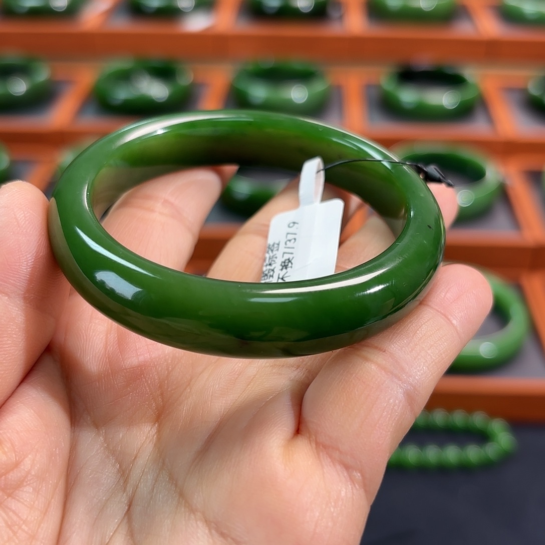 和田玉（碧玉）未镶嵌手镯碧玉辣阳绿