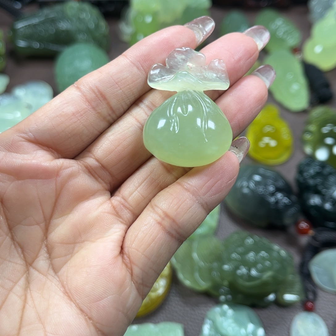 蛇纹石玉未镶嵌颈饰