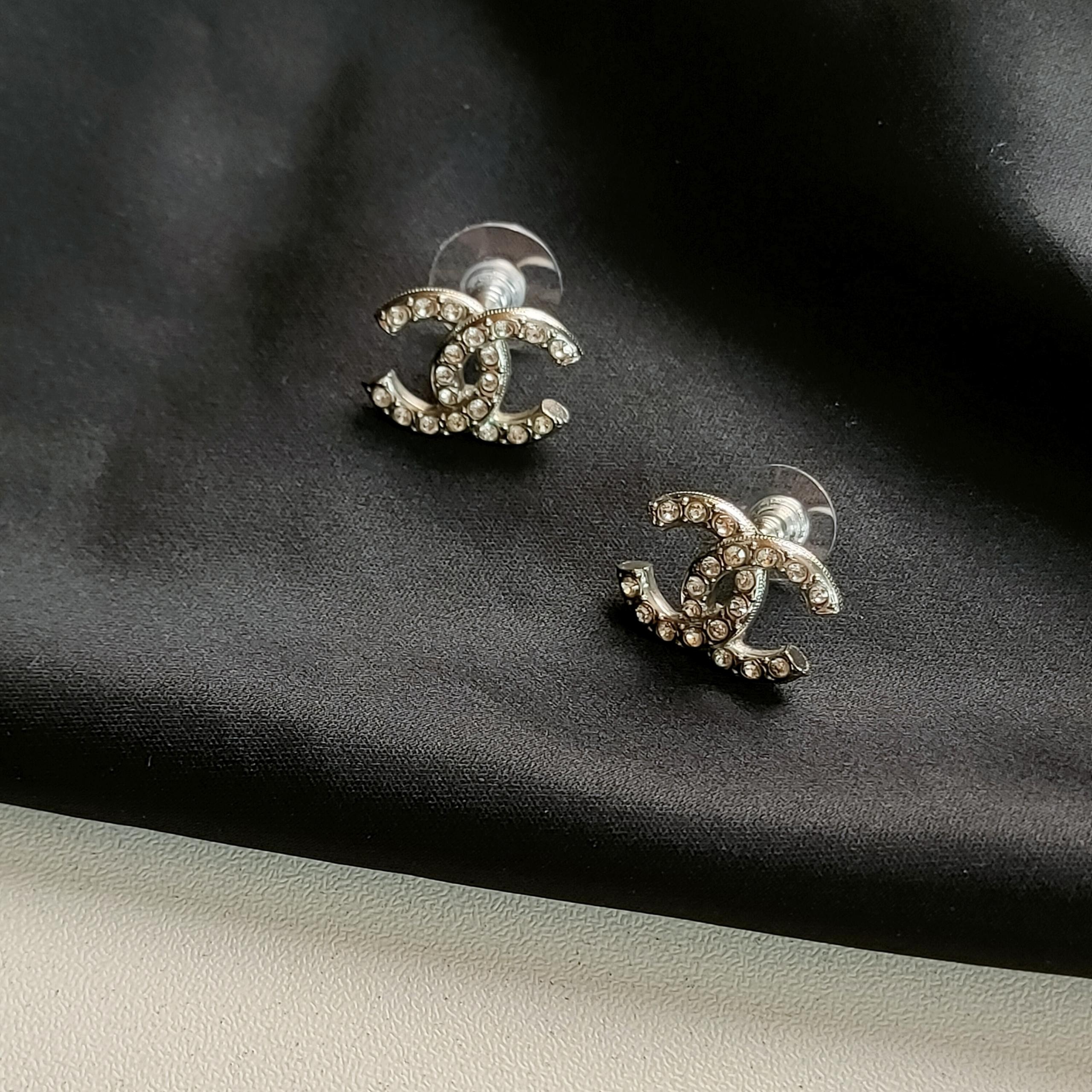 95新 Chanel/香奈儿 Azul-21A银色满钻双C耳钉49464