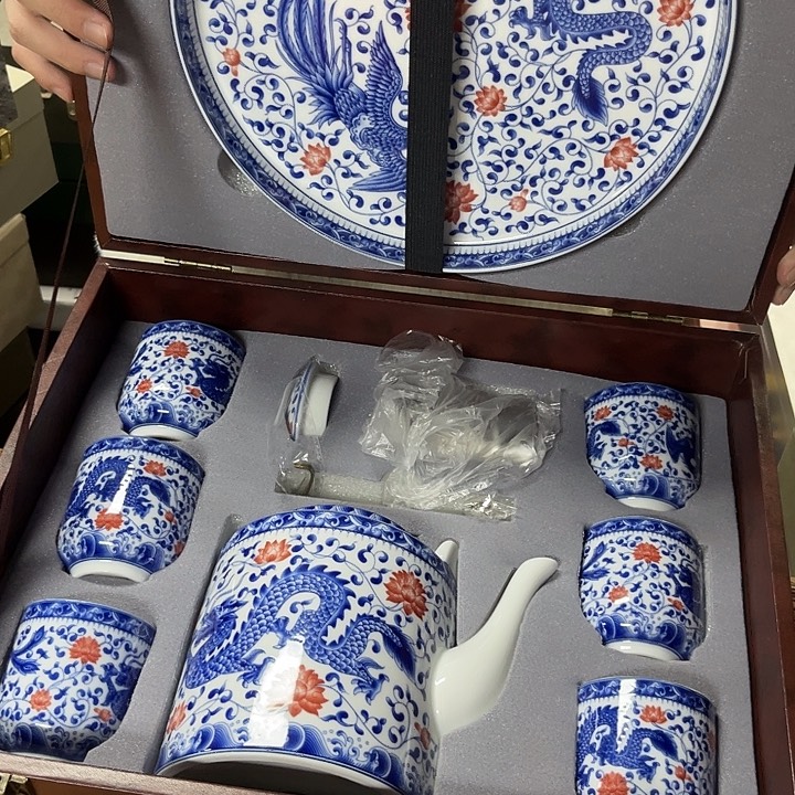 孤品茶具套装等。        