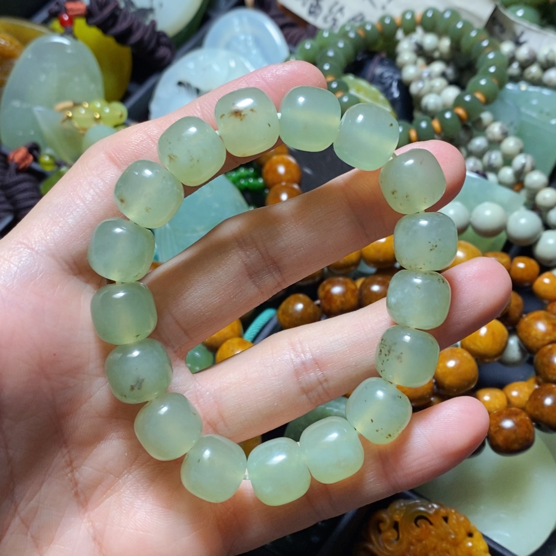 蛇纹石玉未镶嵌颈饰