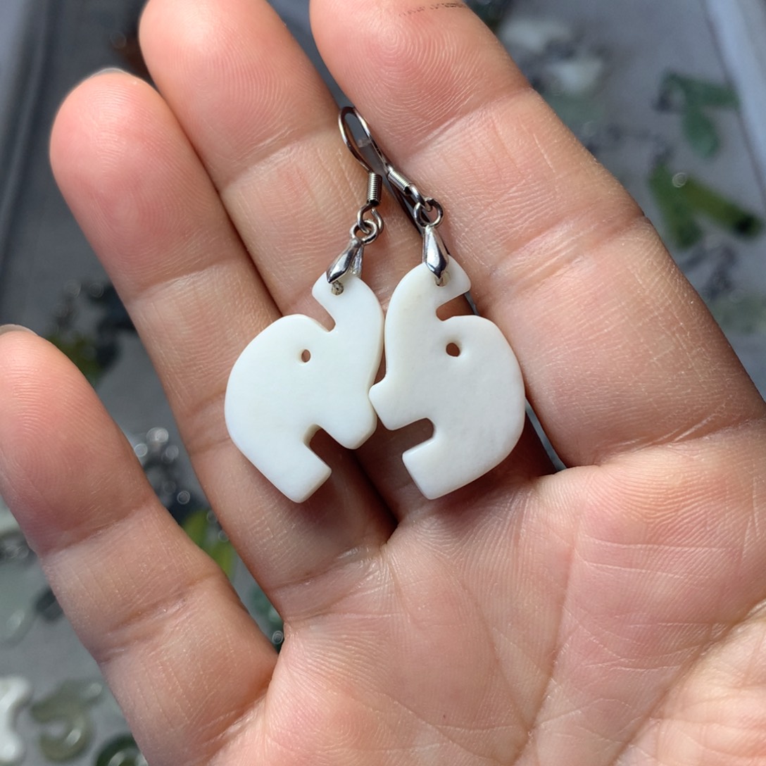 蛇纹石玉耳环未镶嵌