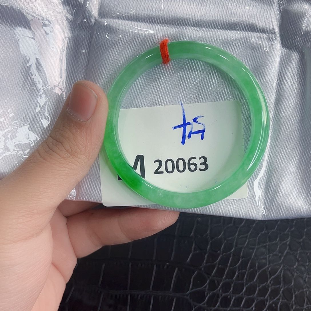 翡翠手镯未镶嵌多样性