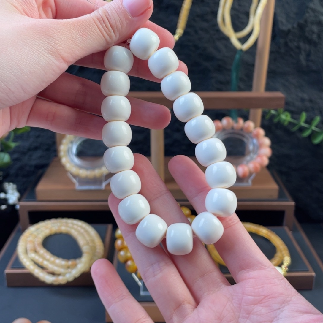 鹿角1.4老型白色手串