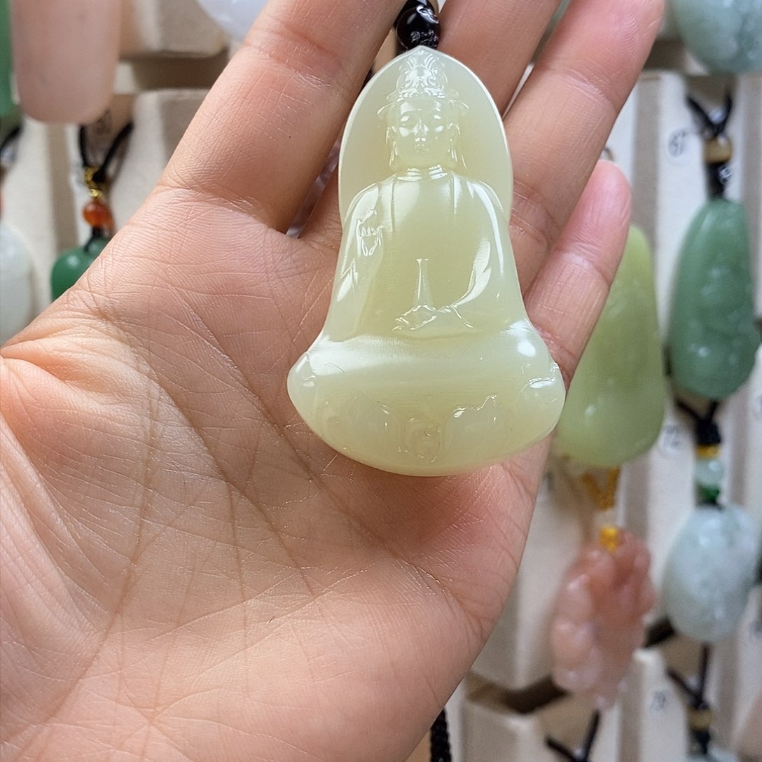 颈饰未镶嵌石英质玉