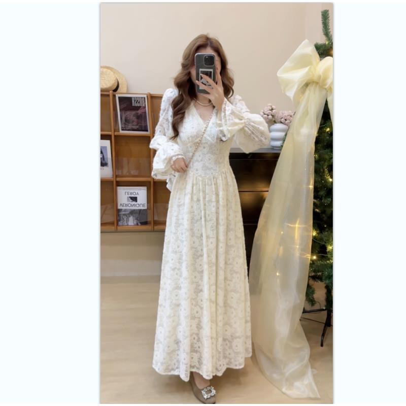 法式纯欲温柔风V领蕾丝花边长袖连衣裙女高级感收腰显瘦气质长裙