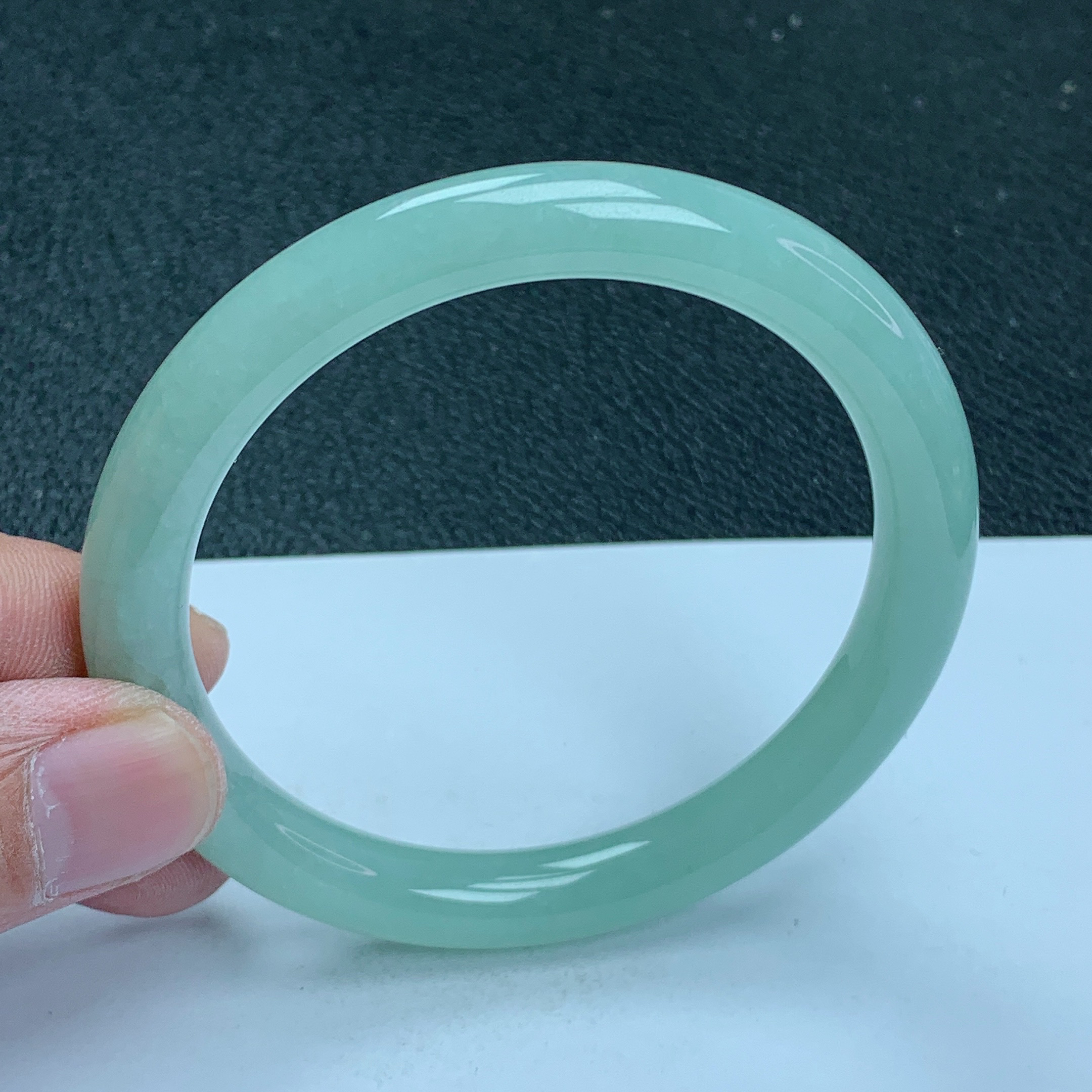 天然缅甸翡翠Ａ货手镯冰糯种淡绿葡萄肉57.7圈口圆条手镯