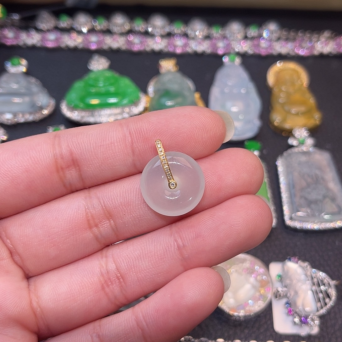 翡翠18K金镶嵌颈饰平安扣