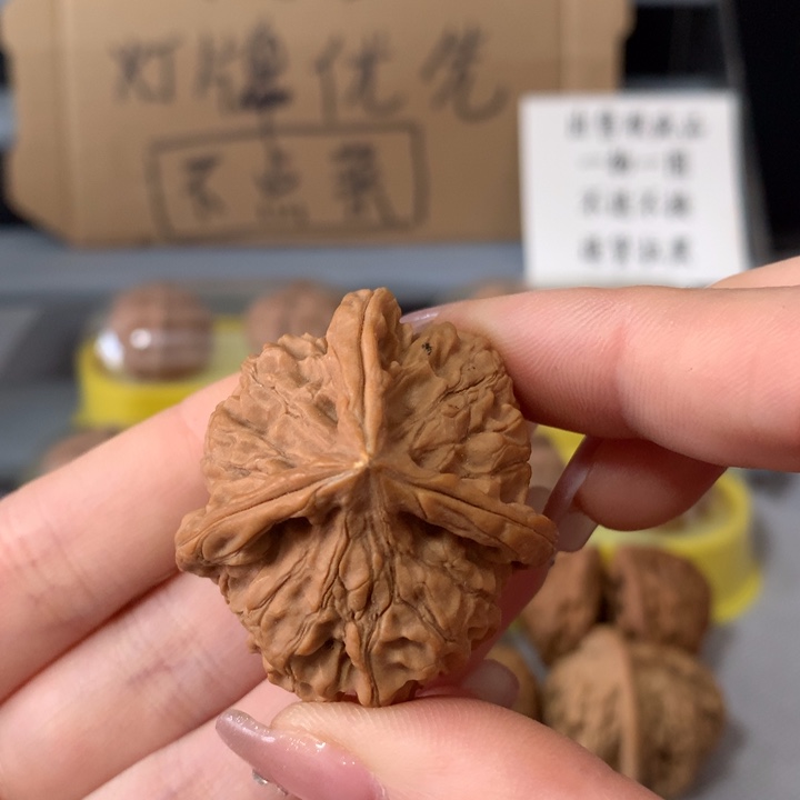 嗷***哦文玩核桃吊坠异形单只，有瑕疵