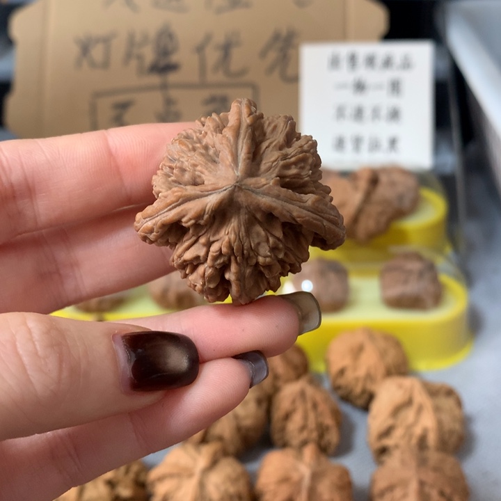 放***铁文玩核桃吊坠异形单只，有瑕疵