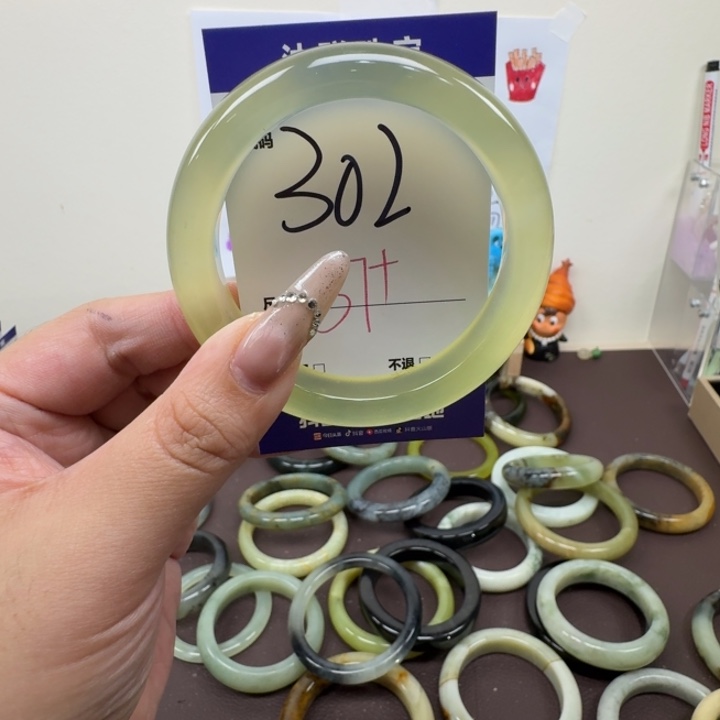 蛇纹石玉未镶嵌手镯302