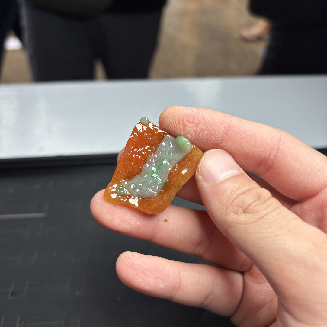 缅甸天然A货翡翠，红加绿随形材料