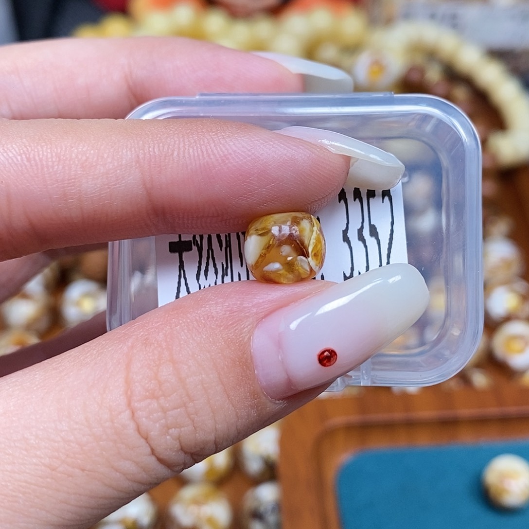 蜜蜡未镶嵌珠宝奇石3352