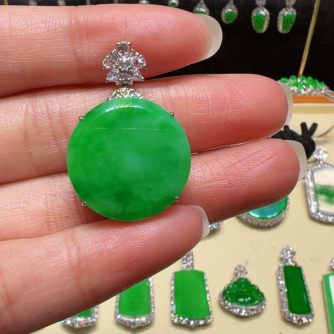 翡翠颈饰18K金镶嵌吊坠