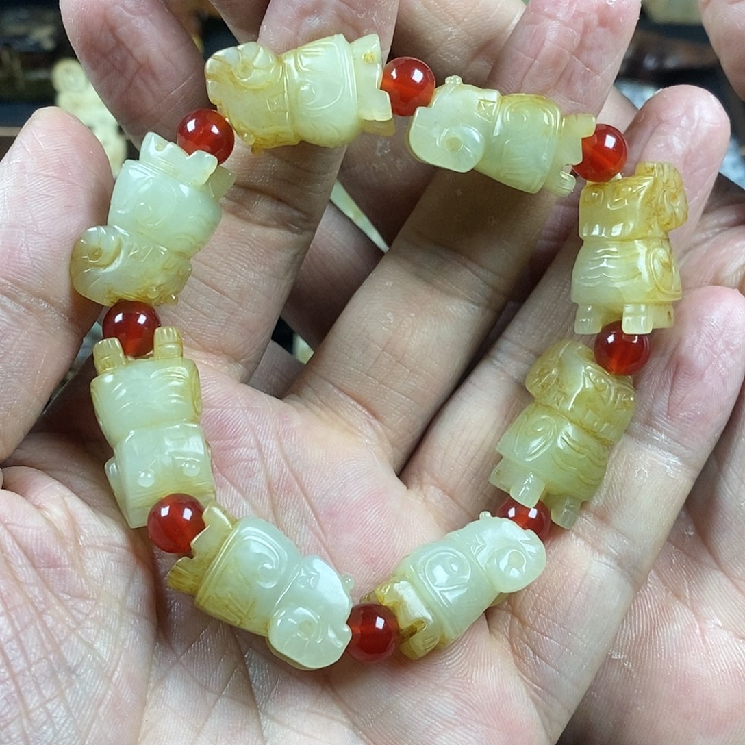 和田玉（糖玉）挂件未镶嵌铝****造