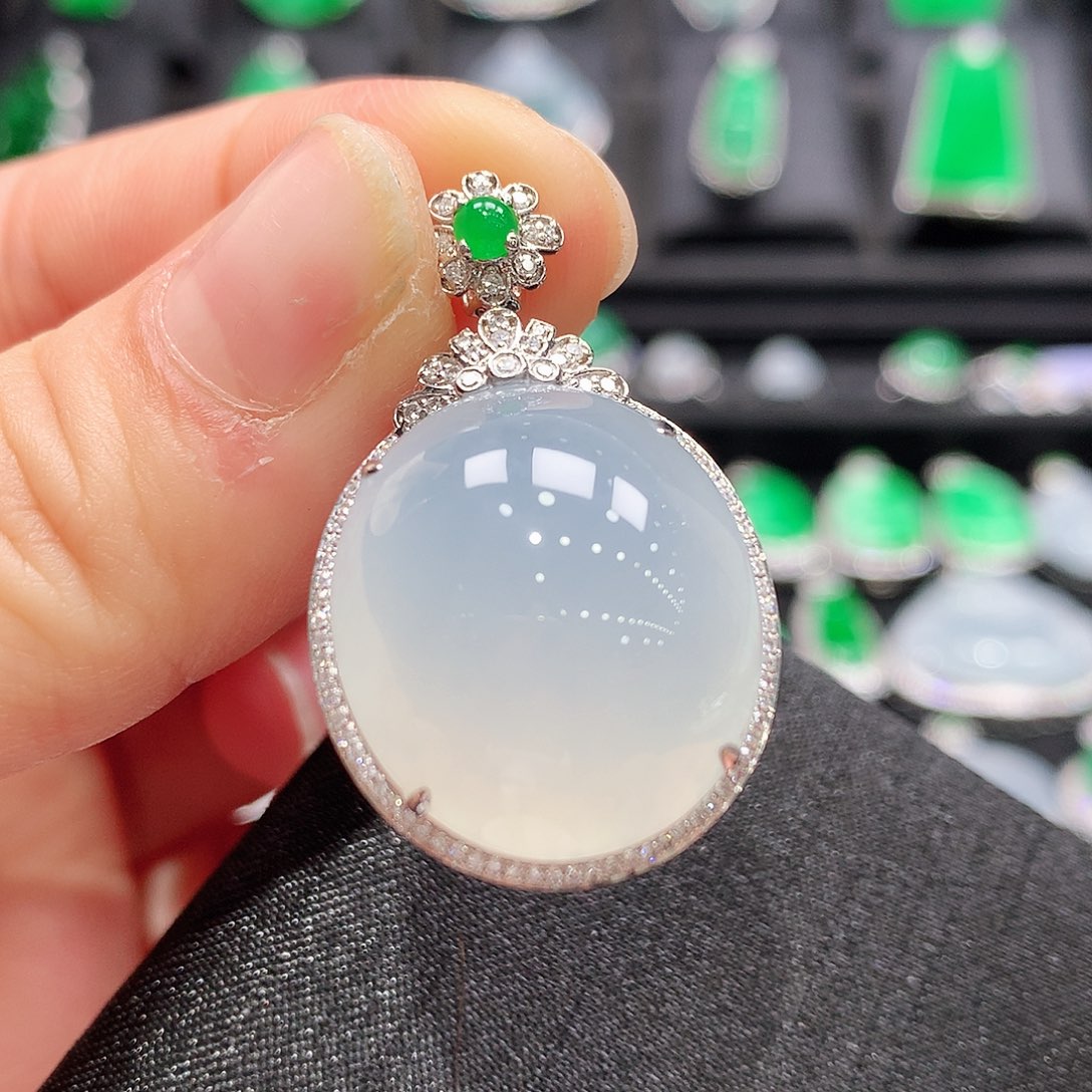 翡翠颈饰18K金镶嵌蛋面