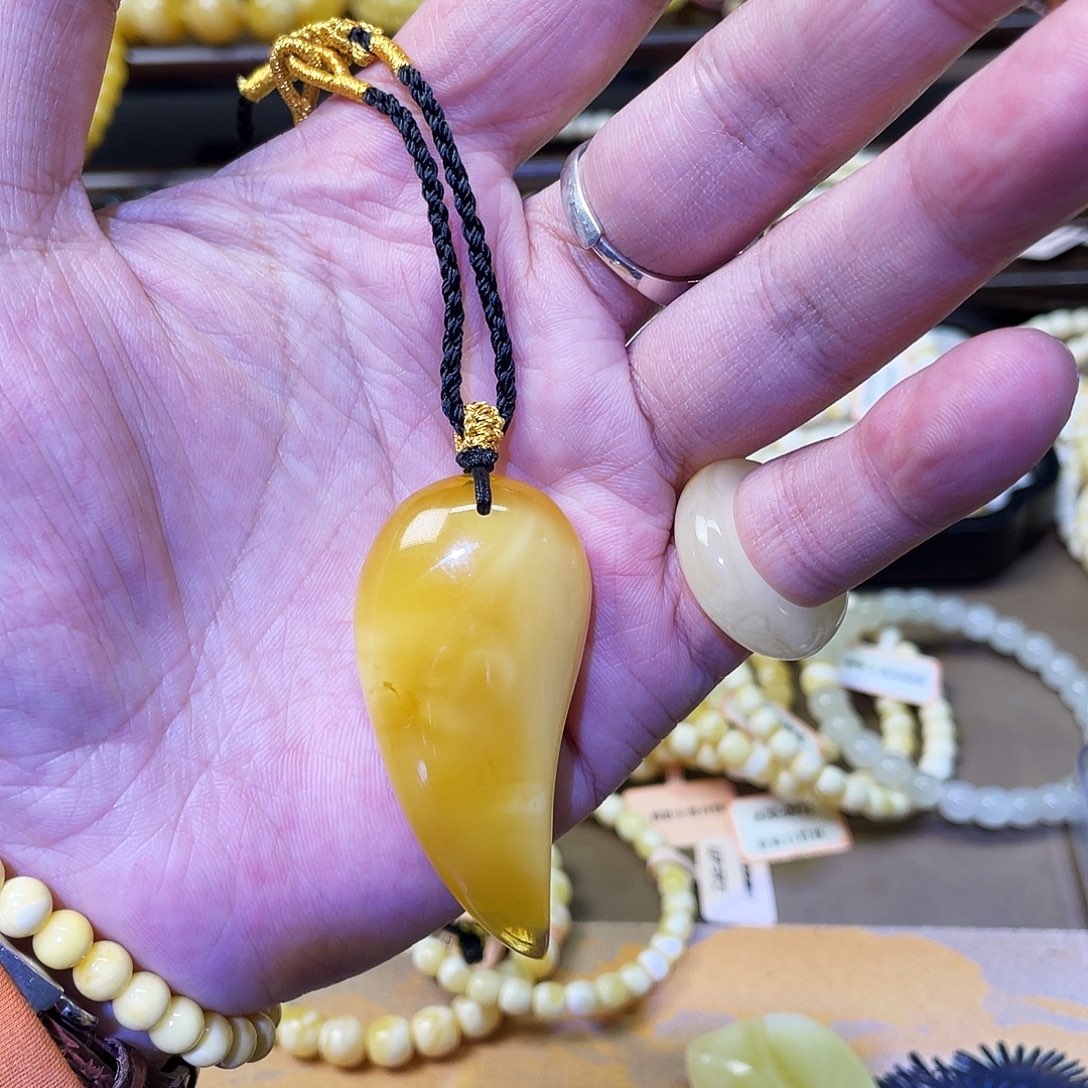 蜜蜡未镶嵌手串勾玉金白溶洞11.3g