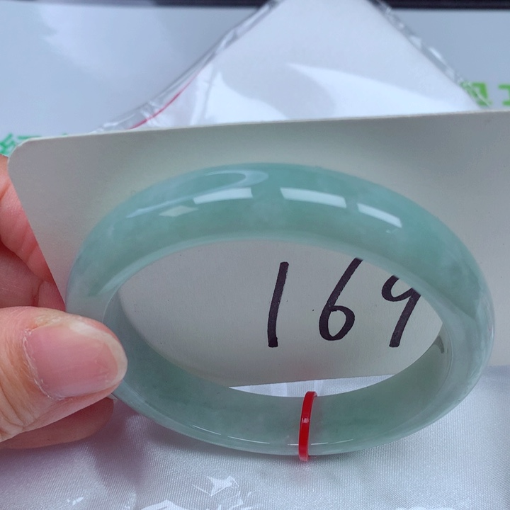 翡翠手镯未镶嵌翡翠