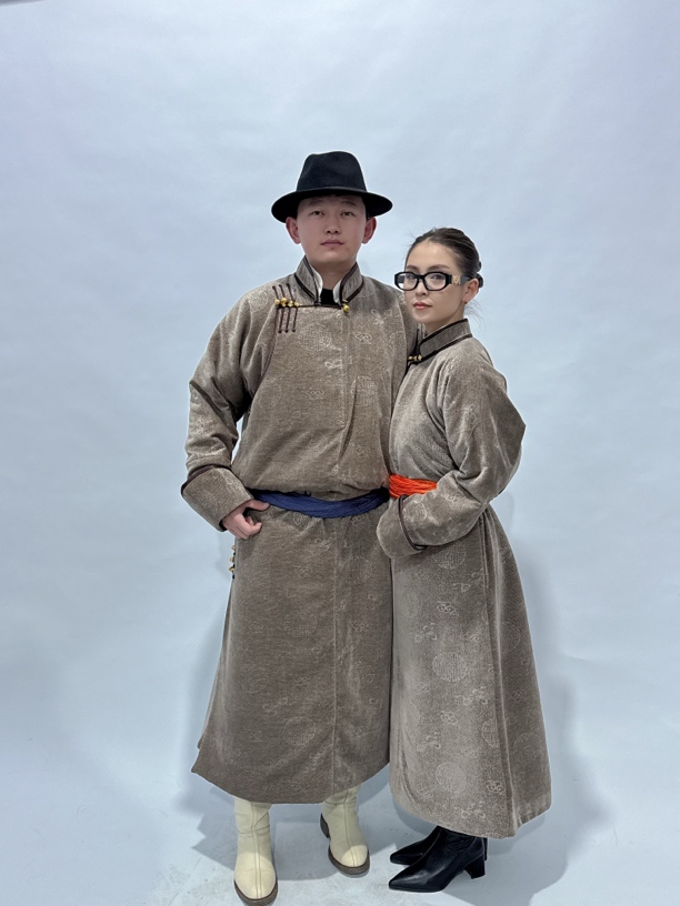 伊苏根民族服饰情侣款