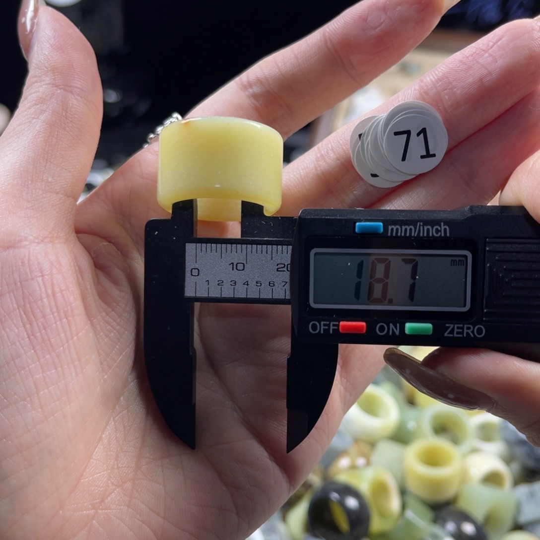 蛇纹石玉未镶嵌戒指