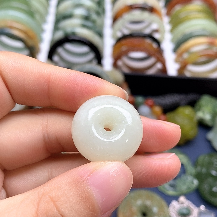 蛇纹石玉挂件未镶嵌