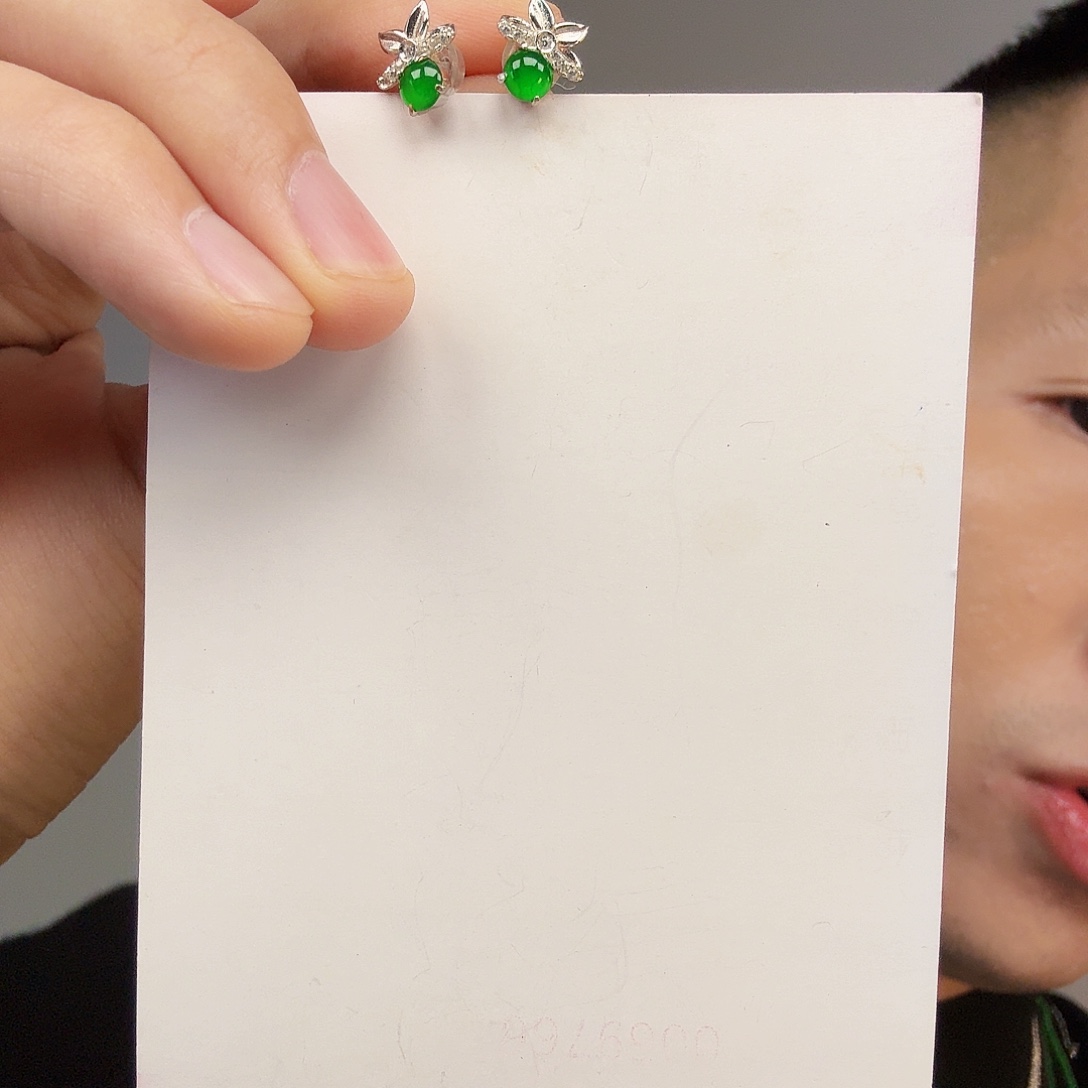 翡翠未镶嵌颈饰一对