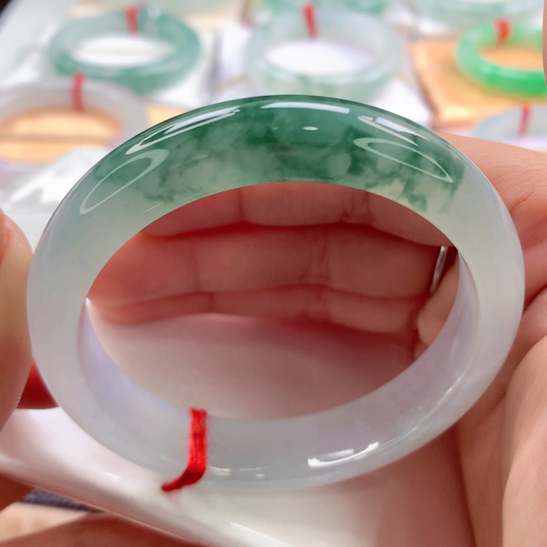 翡翠手镯未镶嵌师妹