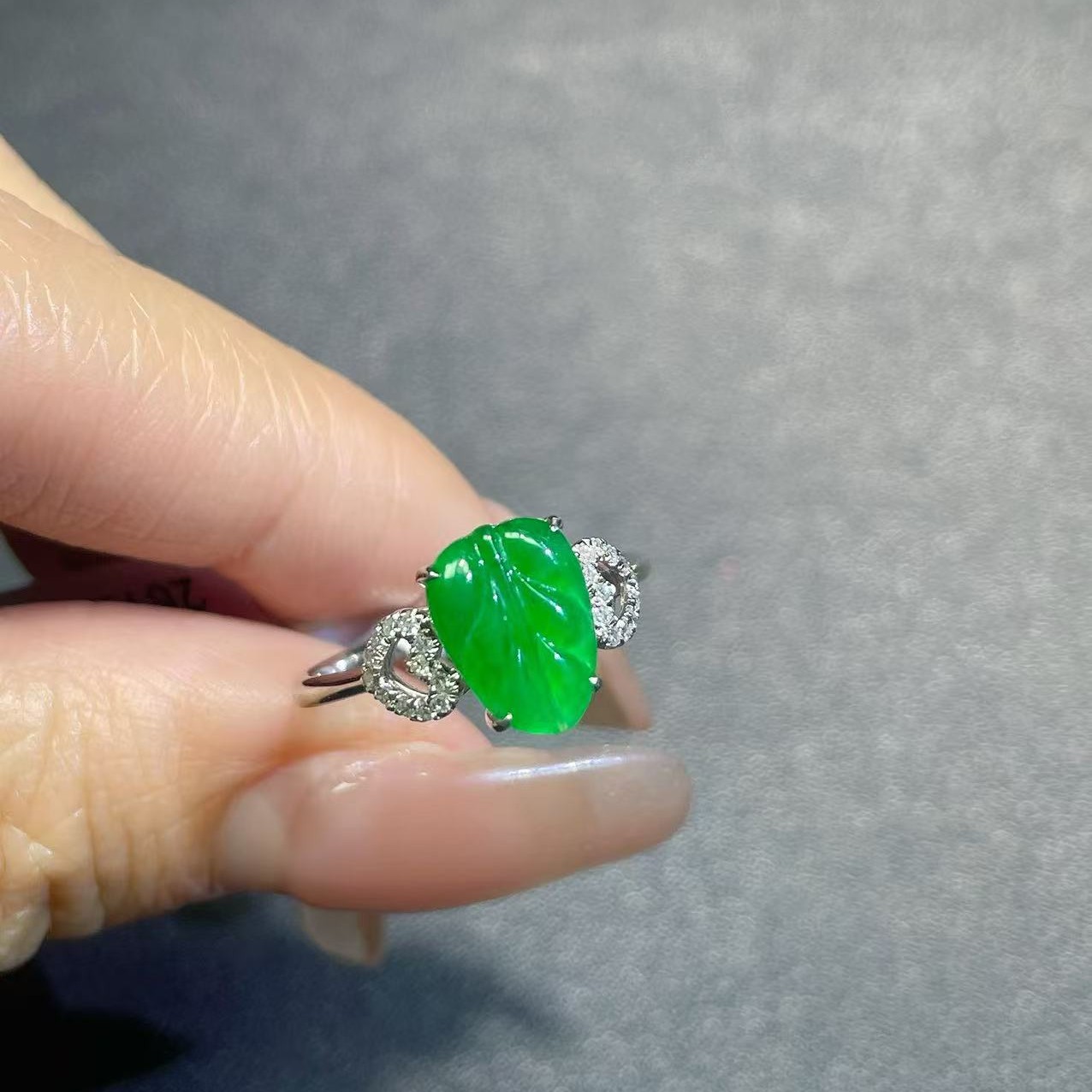 18k金镶嵌缅甸A货翡翠(不含链)