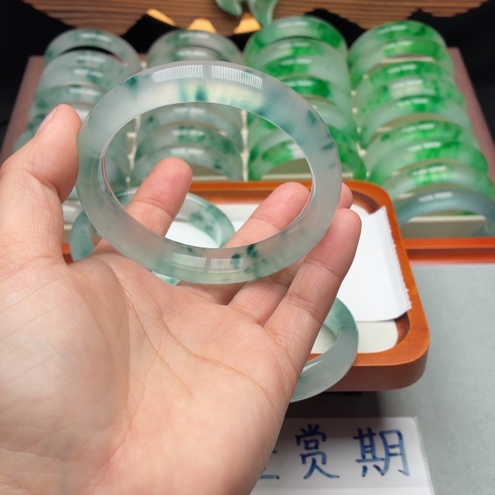 A***s石英质玉未镶嵌手镯