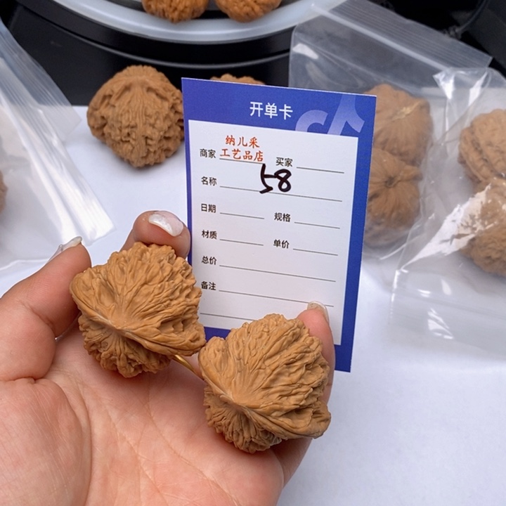 文玩核桃吊坠58虎头