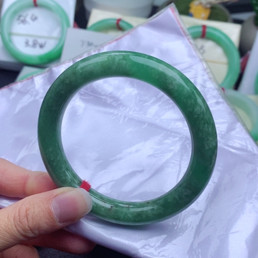 【闪购商品】翡翠手镯未镶嵌          特价圆条58菠菜绿