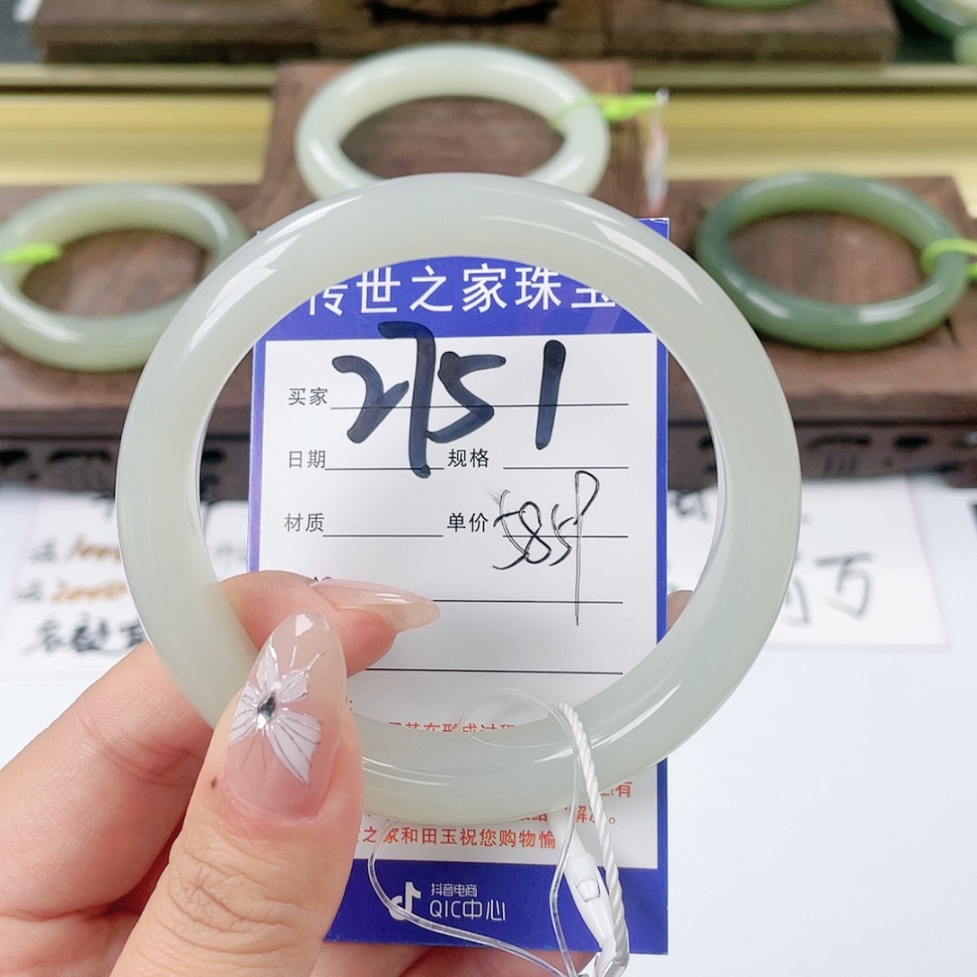 和田玉手镯未镶嵌