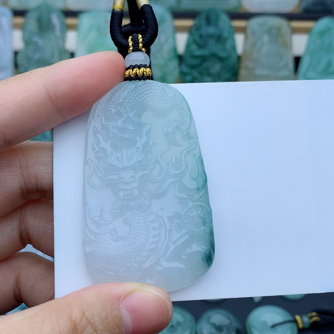 翡翠未镶嵌颈饰龙牌