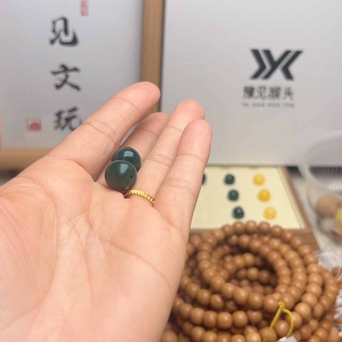 ག***།猴头核桃吊坠琉璃