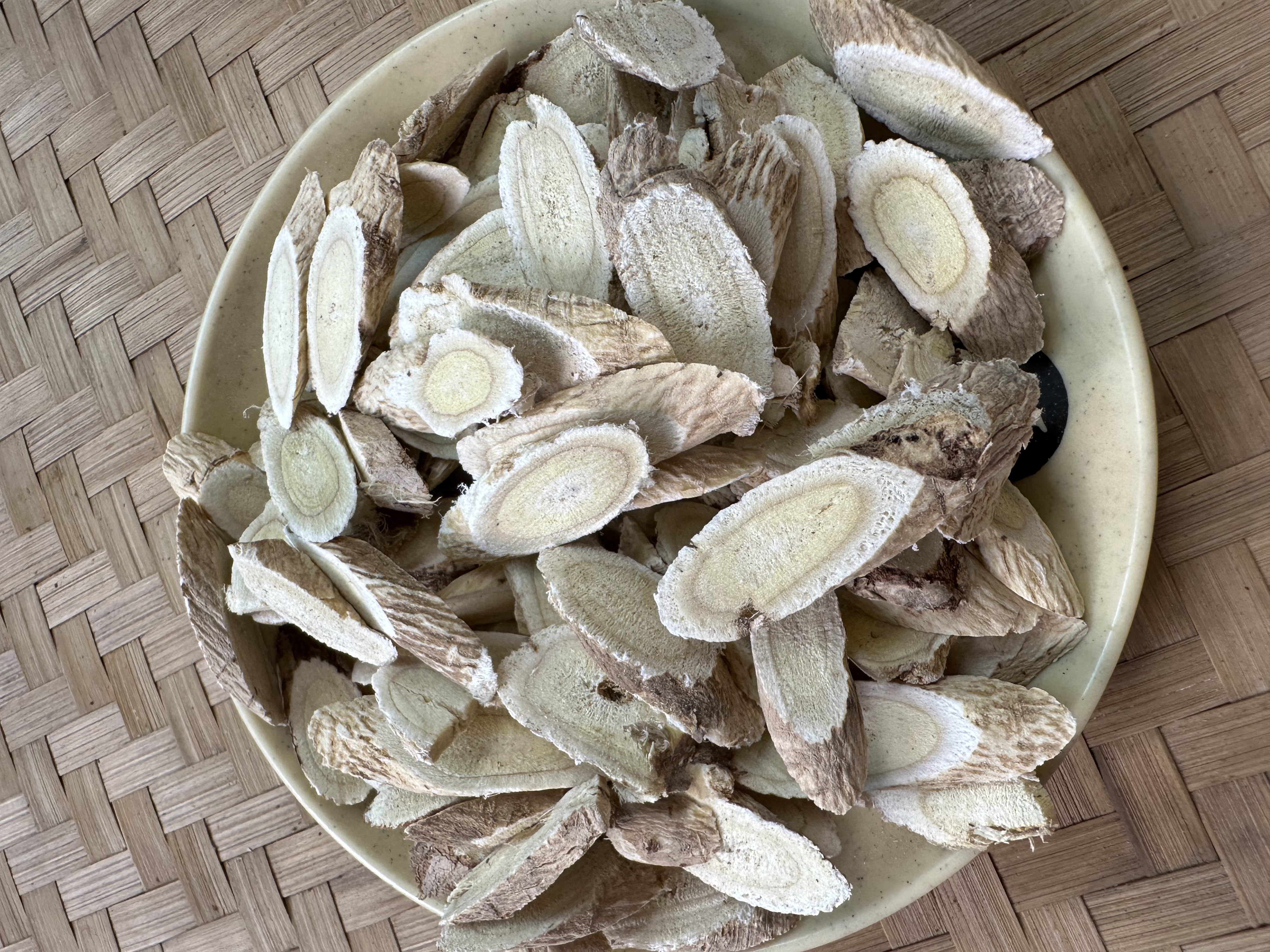 甘肃岷县黄芪片自然晾晒