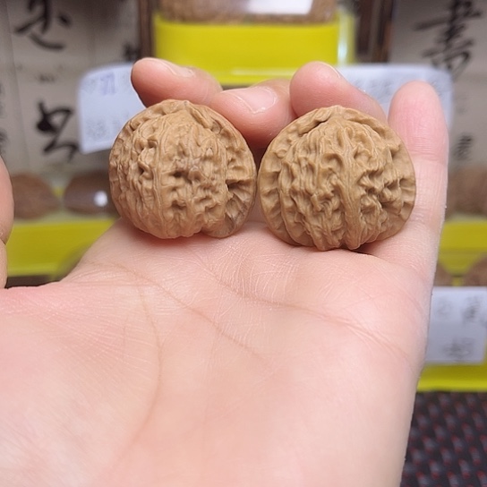 文玩核桃吊坠白狮