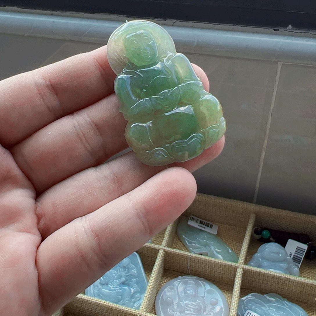 翡翠未镶嵌颈饰观音