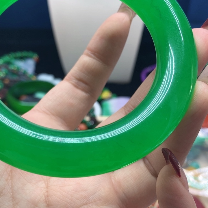翡翠手镯未镶嵌吊坠