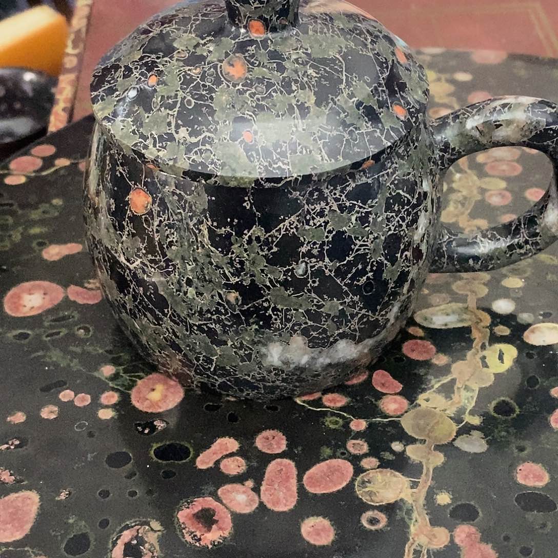 大***女奢上的梅花玉茶杯茶壶