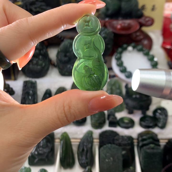 蛇纹石玉未镶嵌颈饰