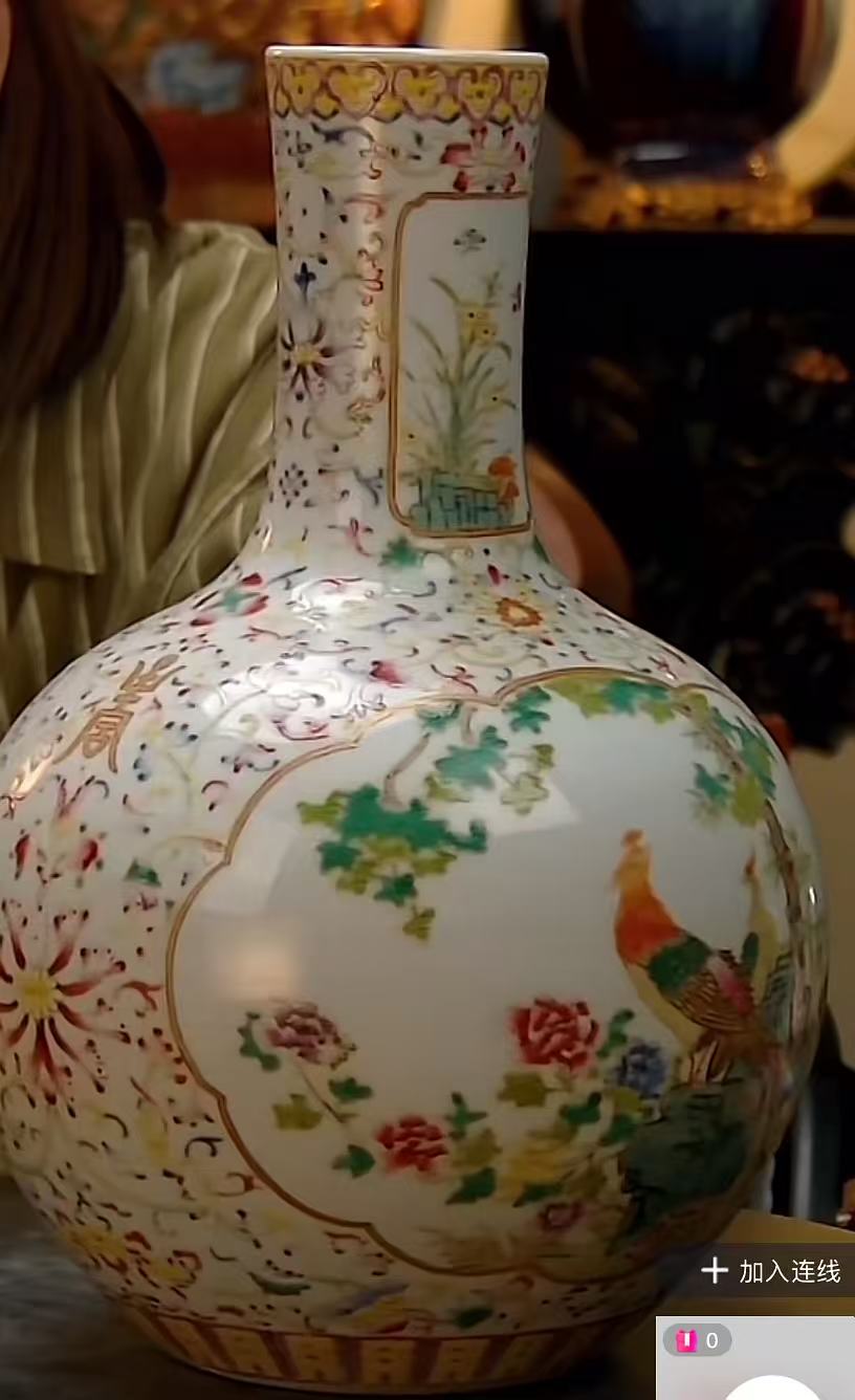 粉彩四面开窗花鸟画片天球瓶