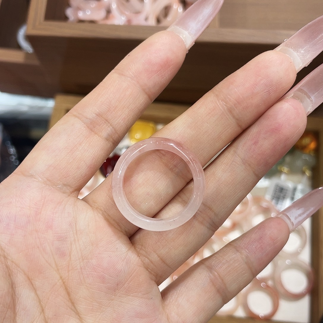 大***满石英质玉未镶嵌戒指