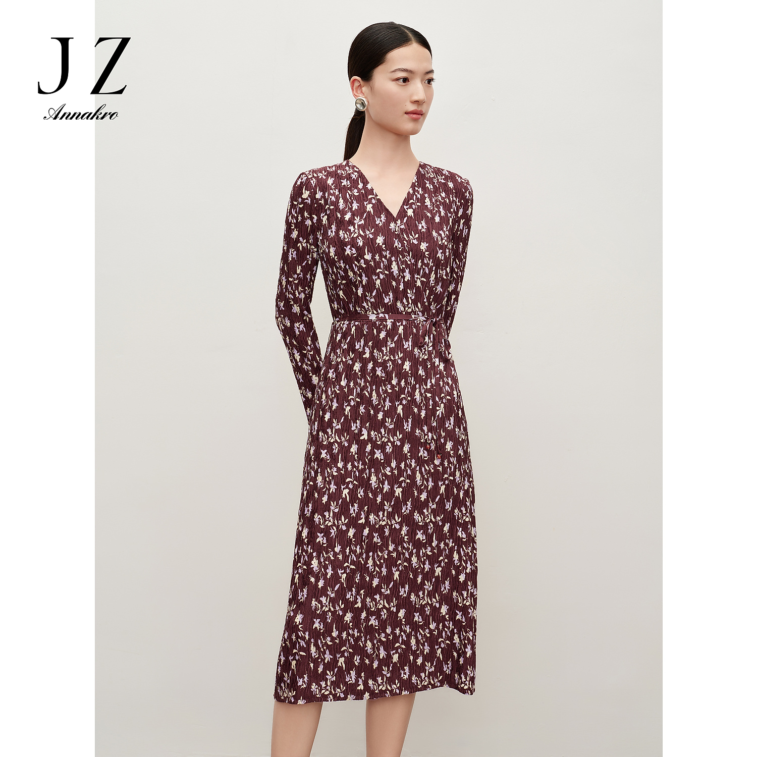 玖姿安娜蔻浪漫三宅风压褶收腰V领连衣裙女2024秋季JTEQ50004