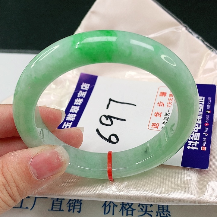 翡翠手镯未镶嵌翡翠