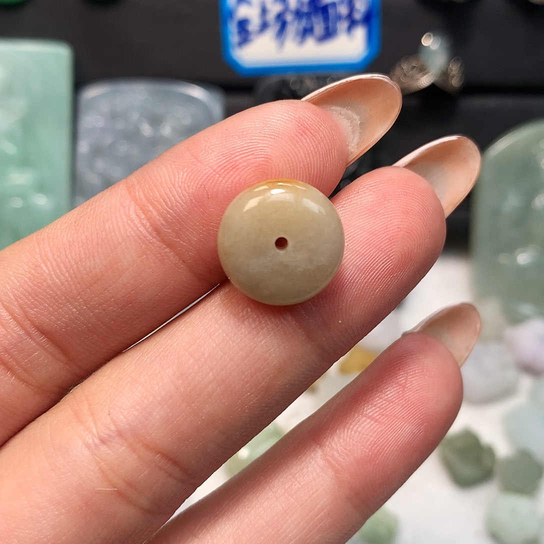 翡翠未镶嵌颈饰面包扣