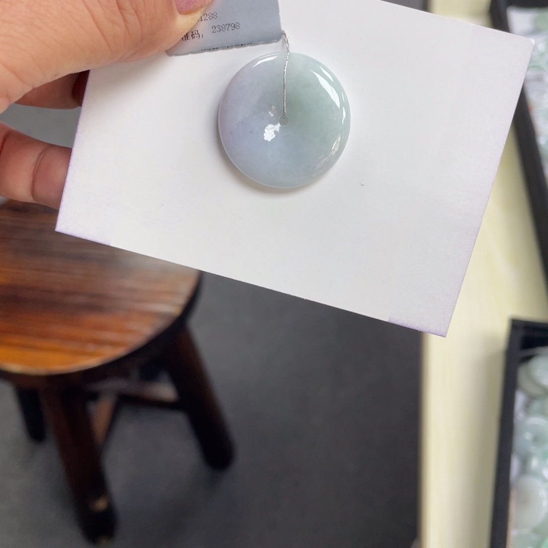 翡翠颈饰未镶嵌平安扣