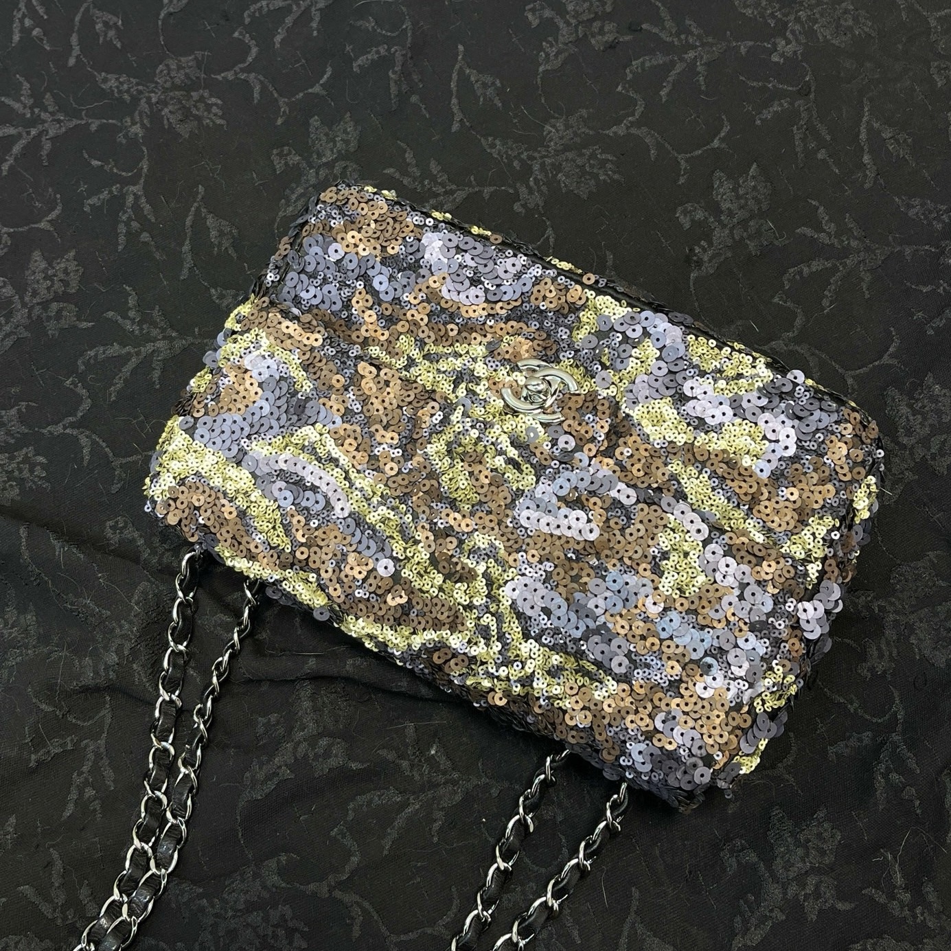 99新 Chanel/香奈儿 東区-彩色亮片cf珐琅扣单肩包/19730小香风